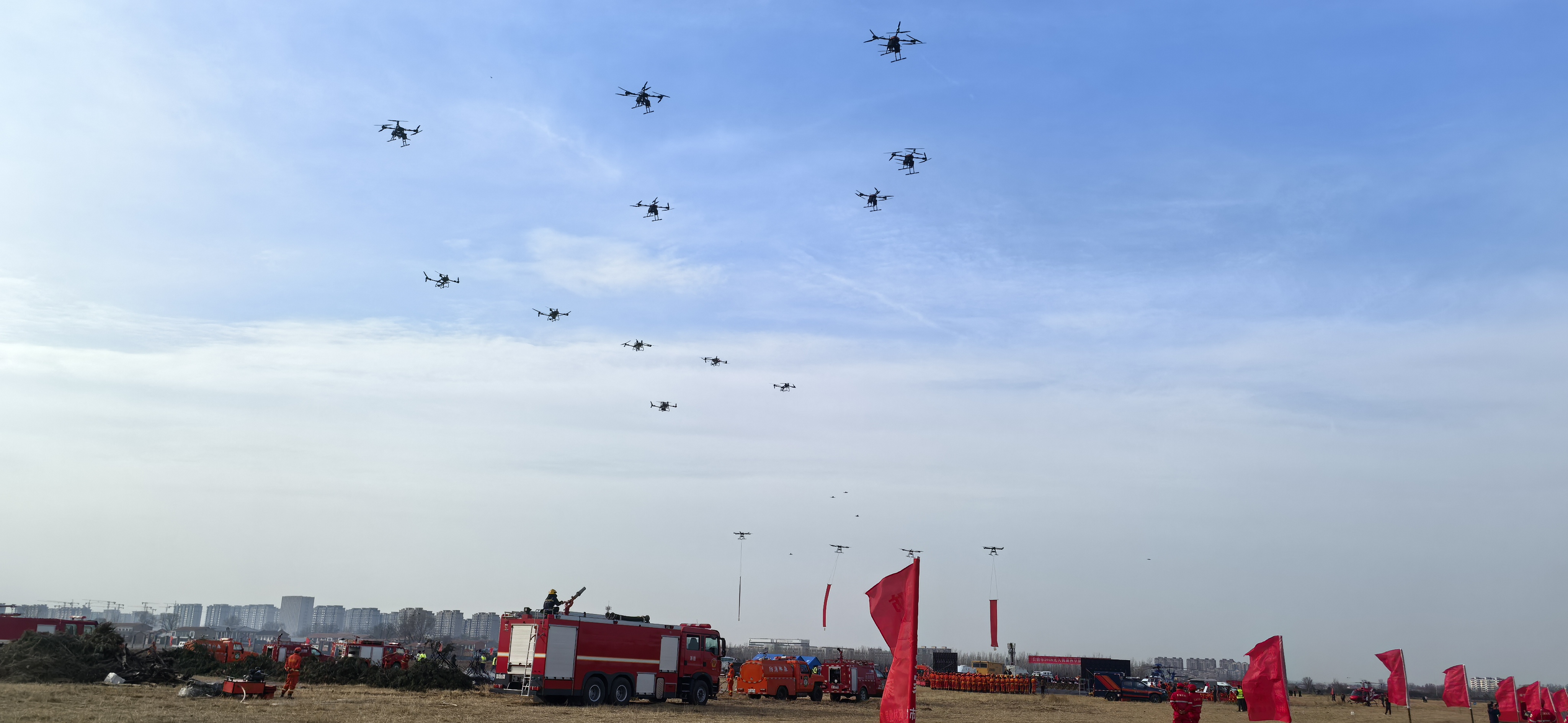 成功通航无人机编队洒水灭火亮剑实战演练场